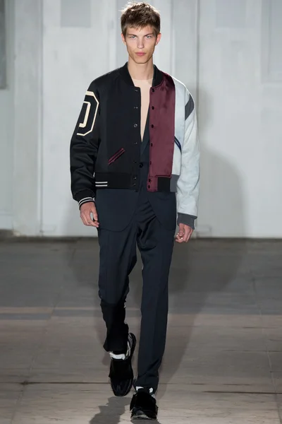 Look 16